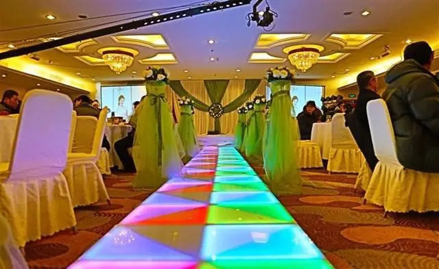 Интерактивен LED екран на подот